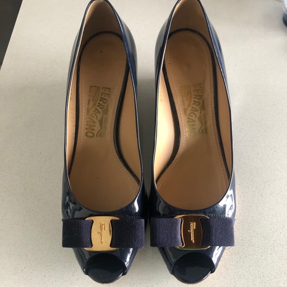 Salvatore Ferragamo Blue Patent Leather Sissi Bow Peep Toe Mid Wedge Pumps - Picture 2 of 10